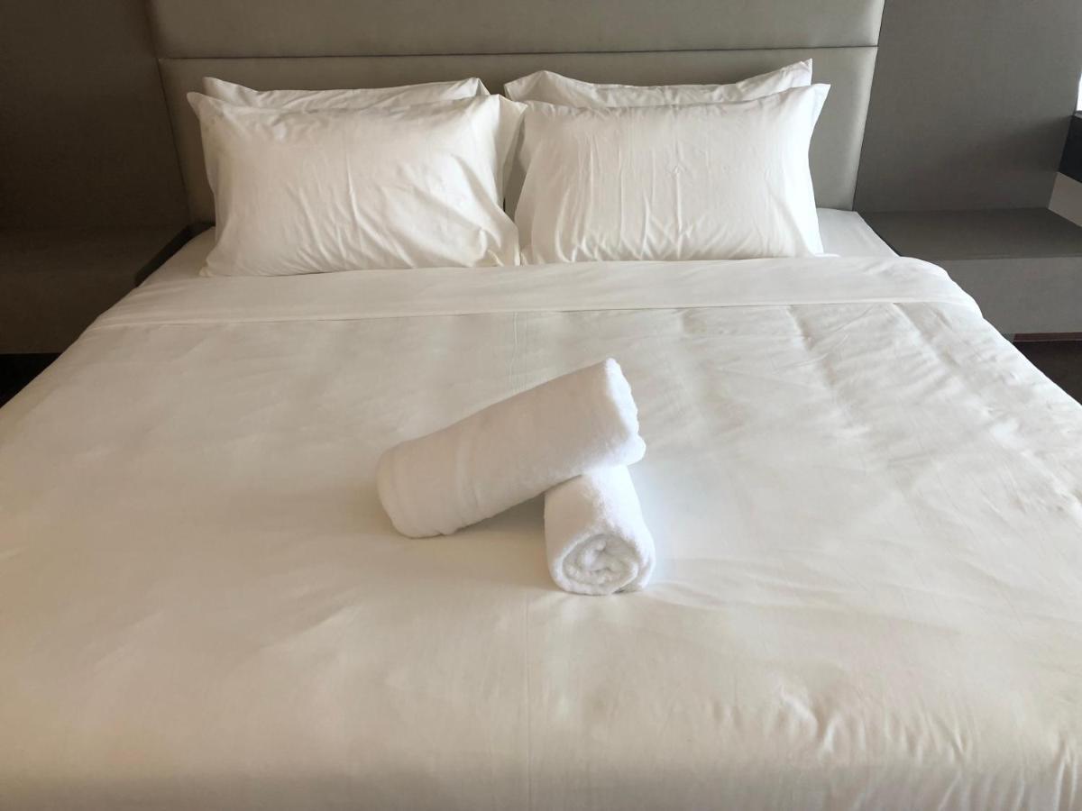 The Landmark Seaview Netflix By Blue Sky Holidays George Town Eksteriør bilde